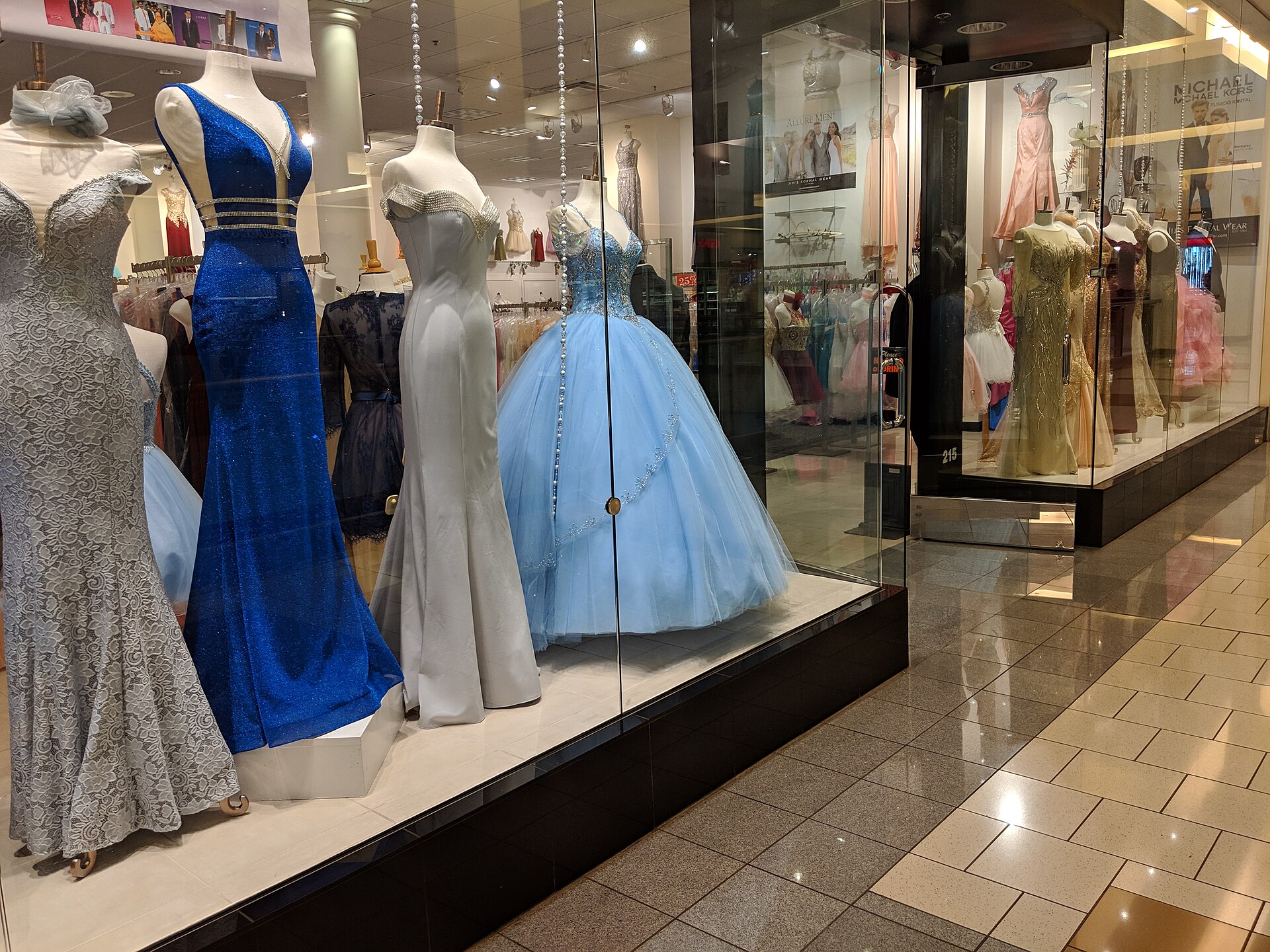 Schaufenster mit ausgestellten Abiballkleidern in einem Braut- und Festmodegeschäft